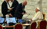 El Papa Francisco se dirige a un participante el 10 de octubre en una sesión del Sínodo de la Sinodalidad en el Aula Pablo VI del Vaticano.