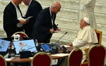 El Papa Francisco se dirige a un participante el 10 de octubre en una sesión del Sínodo de la Sinodalidad en el Aula Pablo VI del Vaticano.