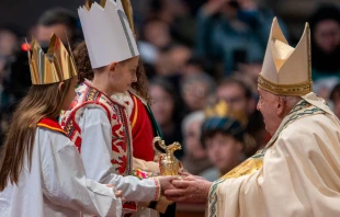 El Papa Francisco durante la Misa por la Solemnidad de María Madre de Dios. Crédito: Daniel Ibáñez / EWTN News.