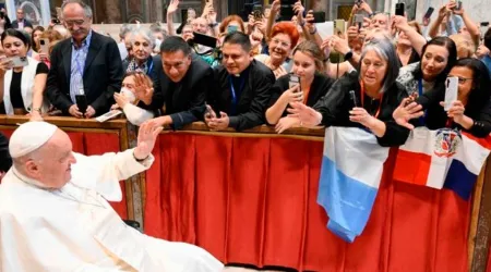 El Papa Francisco saluda a los participantes de la peregrinación de los teatinos en el V centenario de su fundación.