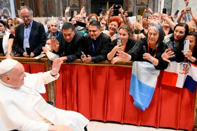 El Papa Francisco saluda a los participantes de la peregrinación de los teatinos en el V centenario de su fundación.