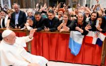 El Papa Francisco saluda a los participantes de la peregrinación de los teatinos en la Basílica de San Pedro.