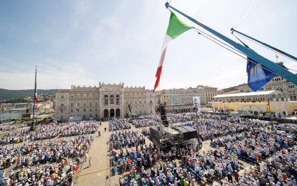 El Papa Francisco celebró la Misa para aproximadamente 8.500 personas en la plaza Unità d'Italia, junto al puerto de Trieste, una ciudad en el norte de Italia, el 7 de julio de 2024. Crédito: Daniel Ibanez / EWTN News.