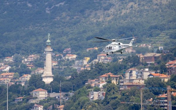 El Papa Francisco vuela sobre Trieste, una ciudad portuaria al noreste de Italia, este 7 de julio. Crédito: Daniel Ibáñez / EWTN News.