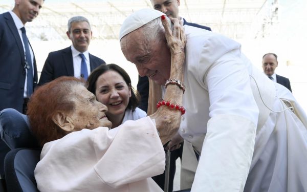 El Papa Francisco saludó a una residente de Trieste de 111 años llamada María, dándole un rosario y su bendición, antes de celebrar la Misa en la Plaza Unità d’Italia en Trieste, Italia, el 7 de julio de 2024. Crédito: Vatican Media.