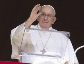 El Papa Francisco se reúne con grupo LGBT antes acusado por el Vaticano de causar “confusión”