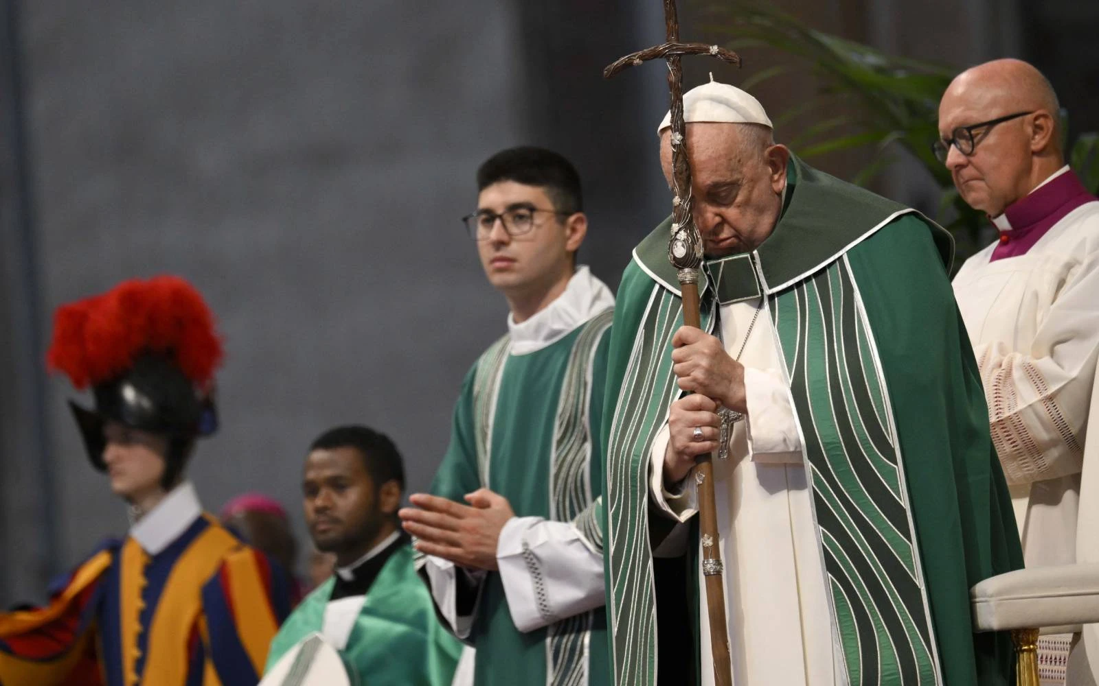 El Papa Francisco reza durante la Misa de clausura del Sínodo de la Sinodalidad, el 27 de octubre de 2024, en la Basílica de San Pedro del Vaticano.?w=200&h=150