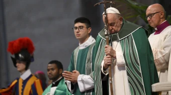 El Papa Francisco reza durante la Misa de clausura del Sínodo de la Sinodalidad, el 27 de octubre de 2024, en la Basílica de San Pedro del Vaticano.