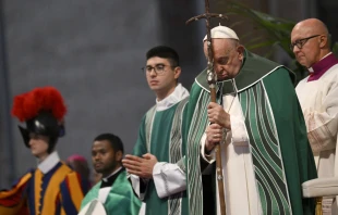 El Papa Francisco reza durante la Misa de clausura del Sínodo de la Sinodalidad, el 27 de octubre de 2024, en la Basílica de San Pedro del Vaticano. Crédito: Vatican Media.