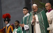 El Papa Francisco reza durante la Misa de clausura del Sínodo de la Sinodalidad, el 27 de octubre de 2024, en la Basílica de San Pedro del Vaticano.