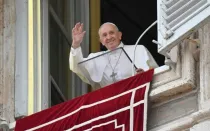 El Papa Francisco desde el balcón en el que preside el rezo del Ángelus en el Vaticano.