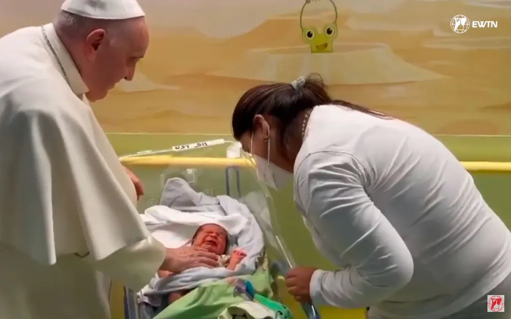 El Papa Francisco recuerda que la dignidad absoluta de la vida humana no puede ser objeto de concesiones. En la imagen se le ve cuando bautizó a un bebé en marzo de 2023.?w=200&h=150