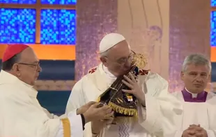 El Papa Francisco besa a la Virgen Aparecida. Crédito: Captura de video / Vatican Media.