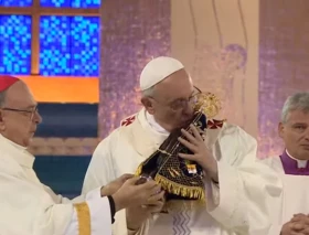 En la fiesta de Nuestra Señora Aparecida, el Papa Francisco bendice a Brasil