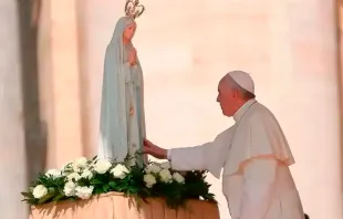 El Papa Francisco y la Virgen de Fátima. Crédito: Daniel Ibáñez (ACI).