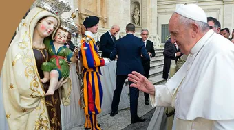 El Papa Francisco y la Virgen del Carmen en el Vaticano.