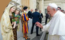 El Papa Francisco y la Virgen del Carmen en el Vaticano.