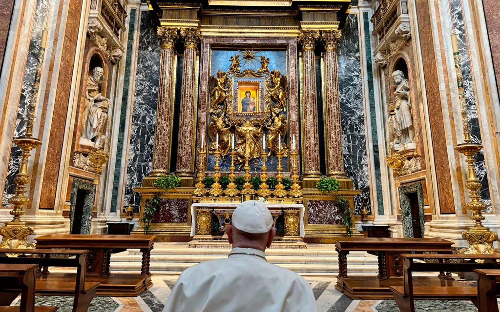 El Papa Francisco ora ante la imagen mariana de la Salus Populi Romani en la Basílica papal de Santa María la Mayor en Roma, para encomendar su viaje a Indonesia, Papúa Nueva Guinea, Timor Oriental y Singapur, que hará del 2 al 13 de septiembre.?w=200&h=150