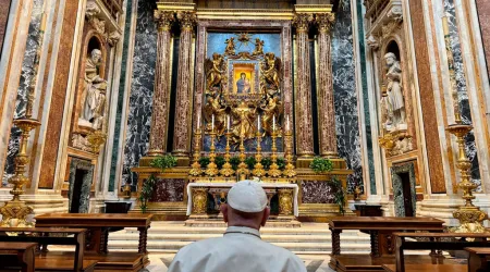 El Papa Francisco ora ante la Salus Populi Romani en Santa María la Mayor 010920224