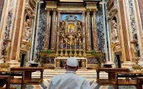 El Papa Francisco ora ante la imagen mariana de la Salus Populi Romani en la Basílica papal de Santa María la Mayor en Roma, para encomendar su viaje a Indonesia, Papúa Nueva Guinea, Timor Oriental y Singapur, que hará del 2 al 13 de septiembre.