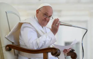 El Papa Francisco saluda a los fieles. Crédito: Vatican Media.