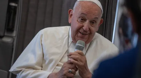 Papa Francisco en vuelo de regreso a Roma