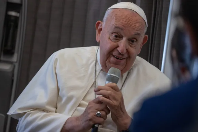 Papa Francisco en vuelo de regreso a Roma