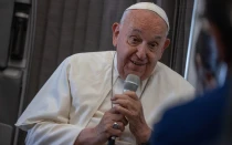 El Papa Francisco dialoga con los periodistas en el vuelo de regreso a Roma tras su viaje de 11 días a Asia y Oceanía.