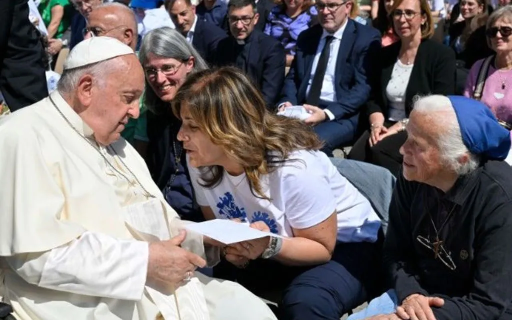 Después de la audiencia general de hoy, el Papa Francisco saluda a Ada y a Sor Geneviève Jeanningros, monja que sirve a homosexuales y "trans" desde hace 56 años.?w=200&h=150