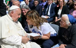 Después de la audiencia general de hoy, el Papa Francisco saluda a Ada y a Sor Geneviève Jeanningros, monja que sirve a homosexuales y "trans" desde hace 56 años. Crédito: Vatican News