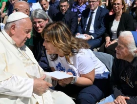 El Papa Francisco saluda a monja que sirve a homosexuales y “trans” desde hace 56 años