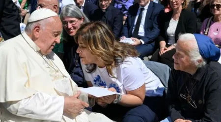 El Papa Francisco saluda a monja que sirve a homosexuales y trans desde hace 56 años 05062024