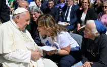 Después de la audiencia general de hoy, el Papa Francisco saluda a Ada y a Sor Geneviève Jeanningros, monja que sirve a homosexuales y "trans" desde hace 56 años.