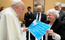 El Papa Francisco y Roseline Hamel en el Vaticano en 2023.