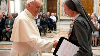 El Papa Francisco y Sor Simona Brambilla en un encuentro en el Vaticano en 2017.