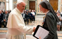 El Papa Francisco y Sor Simona Brambilla en un encuentro en el Vaticano en 2017.