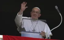 Papa Francisco desde el Palacio Apostólico este mediodía, para el rezo del Ángelus dominical en la Plaza de San Pedro.