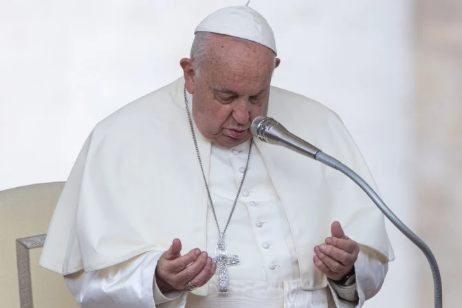 El Papa Francisco en oración 19102024