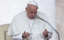 El Papa Francisco en oración en la Plaza de San Pedro durante una audiencia general.