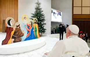 El Papa Francisco ante el belén y el árbol de Navidad en el Aula Pablo VI en el Vaticano. Crédito: Vatican News