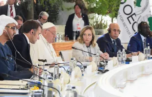 El Papa Francisco lee su discurso en la cumbre del G7 Crédito: Vatican Media