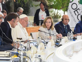 El Papa Francisco advierte desde la cumbre del G7 que “ninguna máquina debería elegir jamás poner fin a la vida”