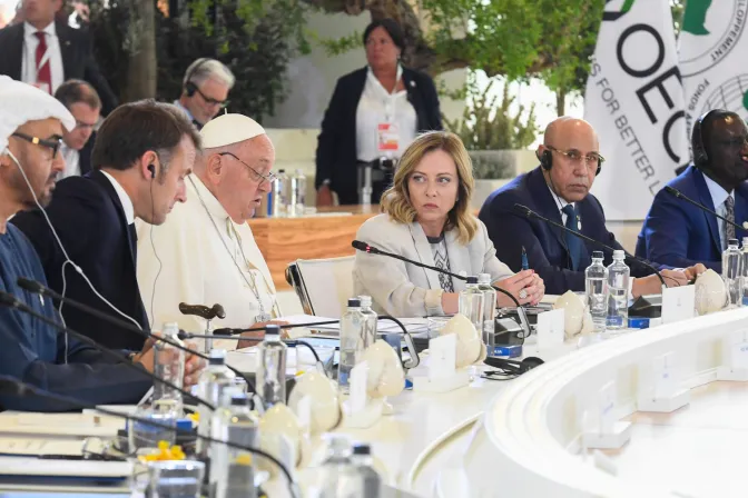 El Papa Francisco lee su discurso en la cumbre del G7