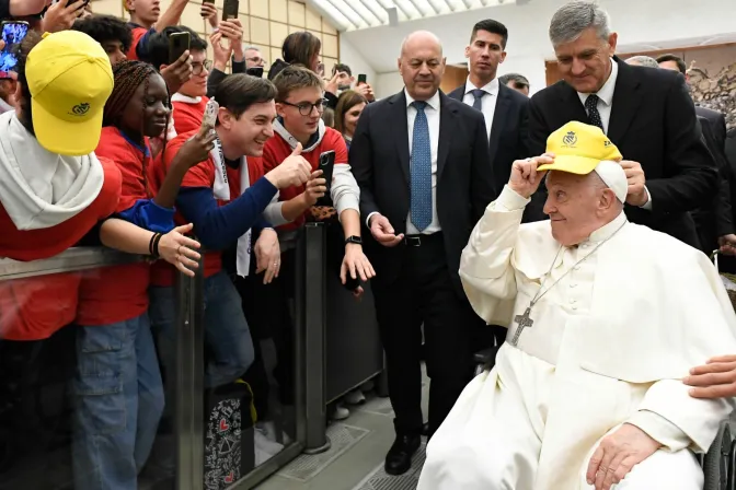 Imagen del Papa Francisco durante una audiencia con jóvenes