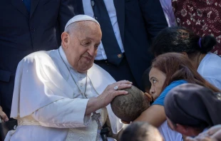 El Papa Francisco bendice a unos niños con discapacidad en Timor Oriental. Crédito: Daniel Ibáñez / EWTN News.