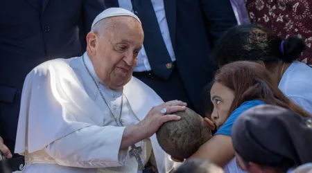 El Papa Francisco bendice a unos niños con discapacidad en Timor Oriental.