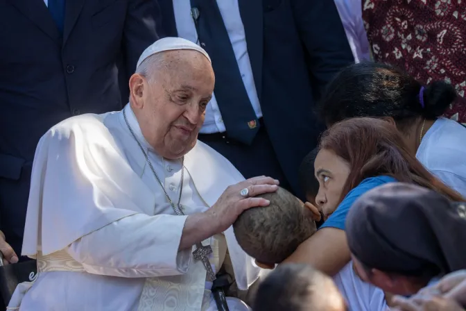 El Papa Francisco bendice a unos niños con discapacidad en Timor Oriental.