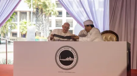 El Papa Francisco firma una declaración para promover el diálogo religioso con el Gran Imán Nasaruddin Umar de Yakarta (Indonesia).