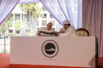 El Papa Francisco firma una declaración para promover el diálogo religioso con el Gran Imán Nasaruddin Umar de Yakarta (Indonesia).