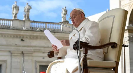 El Papa Francisco lee su catequesis durante la Audiencia General de este miércoles 24 de abril